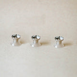 Photo du lot de trois portes savon aimantés Vie.gne permettant de laisser sécher le savon en lévitation de manière rapide et hygiénique. Cela permettra d'allonger la durée de vie de votre savon.