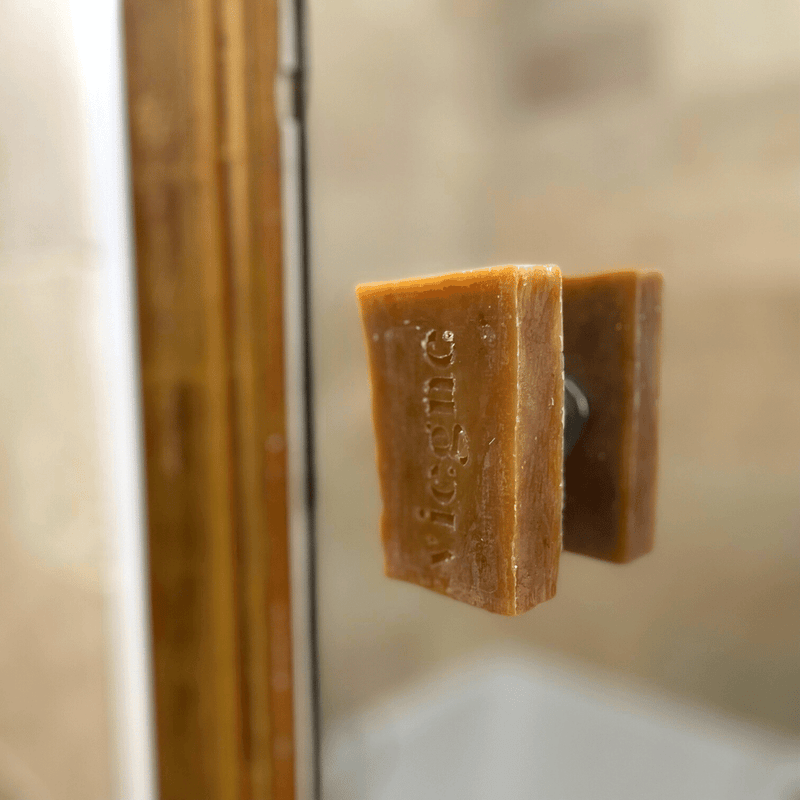 Magnetic minimalist soap dish